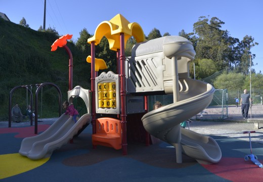 Un novo parque infantil no barrio de Deán
